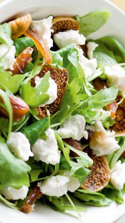 Salade met verse dadels, vijgen en geitenkaas