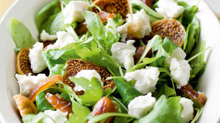 Salade met verse dadels, vijgen en geitenkaas