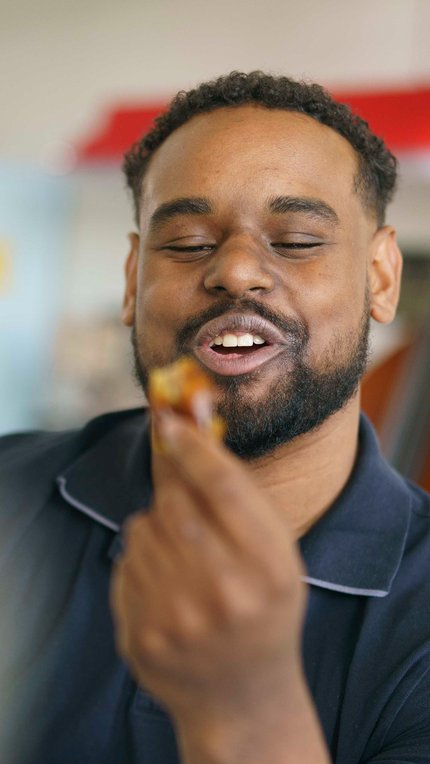 man eet verse dadel