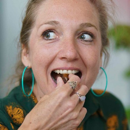 Vrouw proeft verse dadels